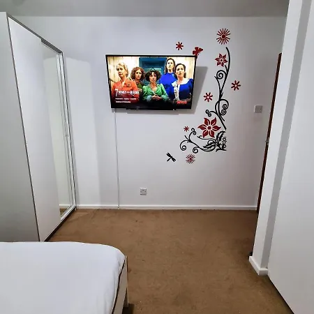 F15Gh - Stylish Home With Garden And Parking *